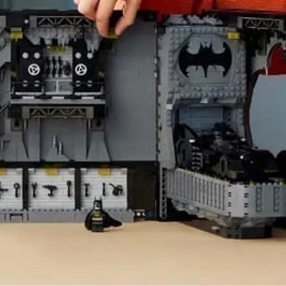 LEGO 76252 Batmobile and Batcave Set (New) not used - Picture 4 of 10
